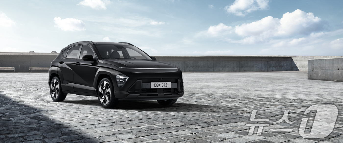 (서울=뉴스1) = 현대자동차가 대표 SUV 싼타페와 투싼의 연식변경 모델 '2026 싼타페' '2026 투싼'과 소형 SUV 코나의 신구 디자인 패키지인 '코나 블랙 익스테리어' …