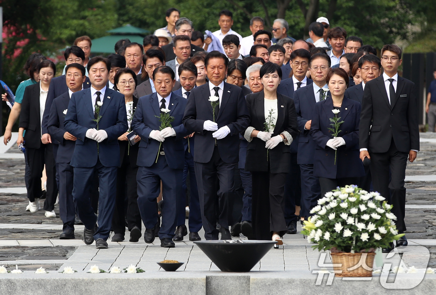 (김해=뉴스1) 윤일지 기자 = 정청래 더불어민주당 대표가 7일 오전 경남 김해시 진영읍 봉하마을을 찾아 고 노무현 전 대통령 묘역을 참배하고 있다.  2025.8.7/뉴스1