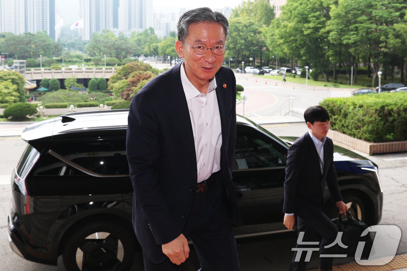 본문 이미지 - 정성호 법무부 장관이 7일 오전 경기도 과천시 정부과천청사 법무부로 출근을 하고 있다. 법무부는 이날 오후 2시부터 정부과천청사에서 사면심사위를 열어 8.15 광복절 특사 대상자를 심사한다. 2025.8.7/뉴스1