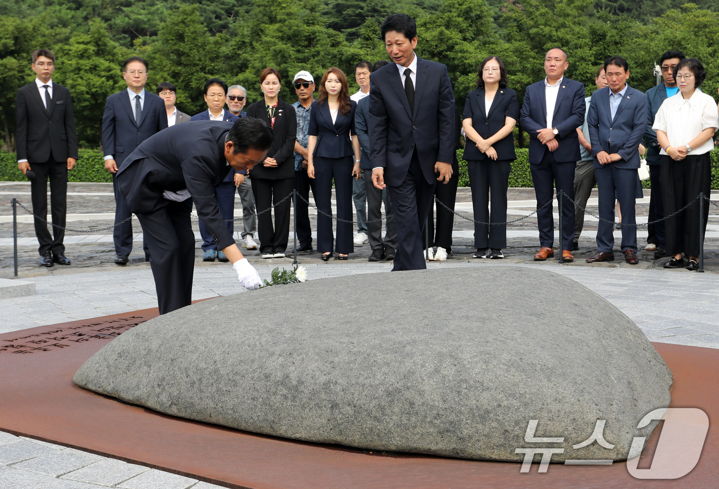 (김해=뉴스1) 윤일지 기자 = 정청래 더불어민주당 대표가 7일 오전 경남 김해시 진영읍 봉하마을을 찾아 고 노무현 전 대통령 묘역을 참배하고 있다.  2025.8.7/뉴스1