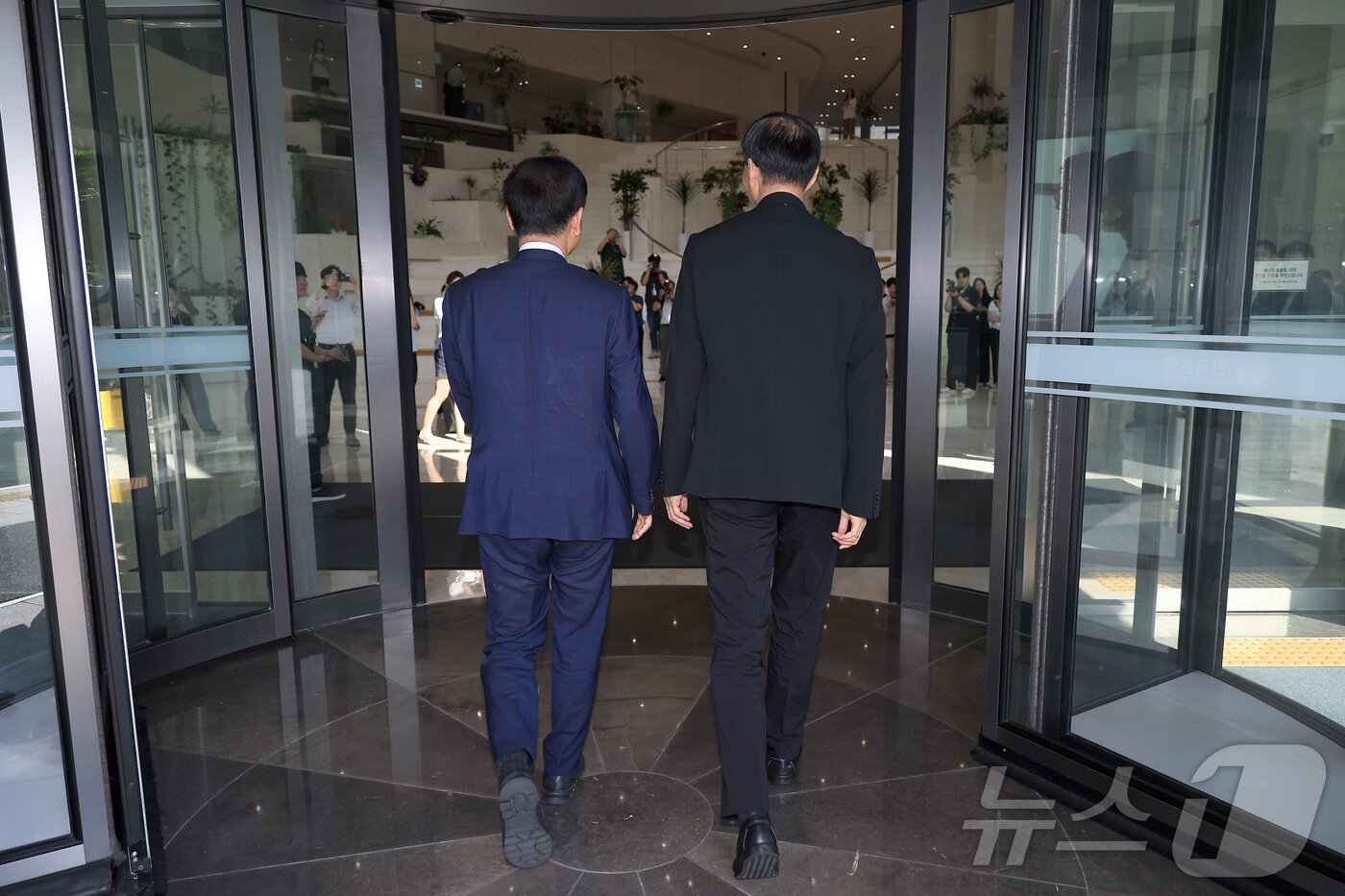 본문 이미지 - 이창용 한국은행 총재(오른쪽)가 7일 오전 서울시 중구 남대문로 한국은행을 방문한 구윤철 경제부총리 겸 기획재정부 장관과 함께 내부로 향하고 있다. ⓒ News1 박정호 기자