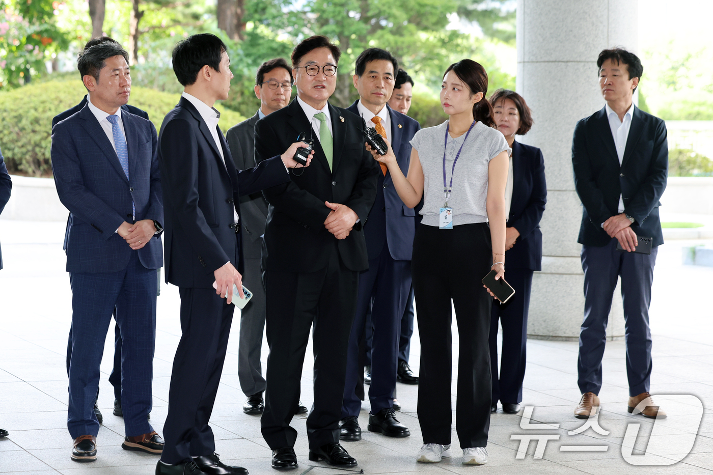 (서울=뉴스1) 황기선 기자 = 우원식 국회의장이 7일 오전 서울 서초구 서울고등검찰청에 마련된 내란특검(특별검사 조은석)으로 참고인 조사를 위해 출석, 취재진 질문에 답하고 있다 …