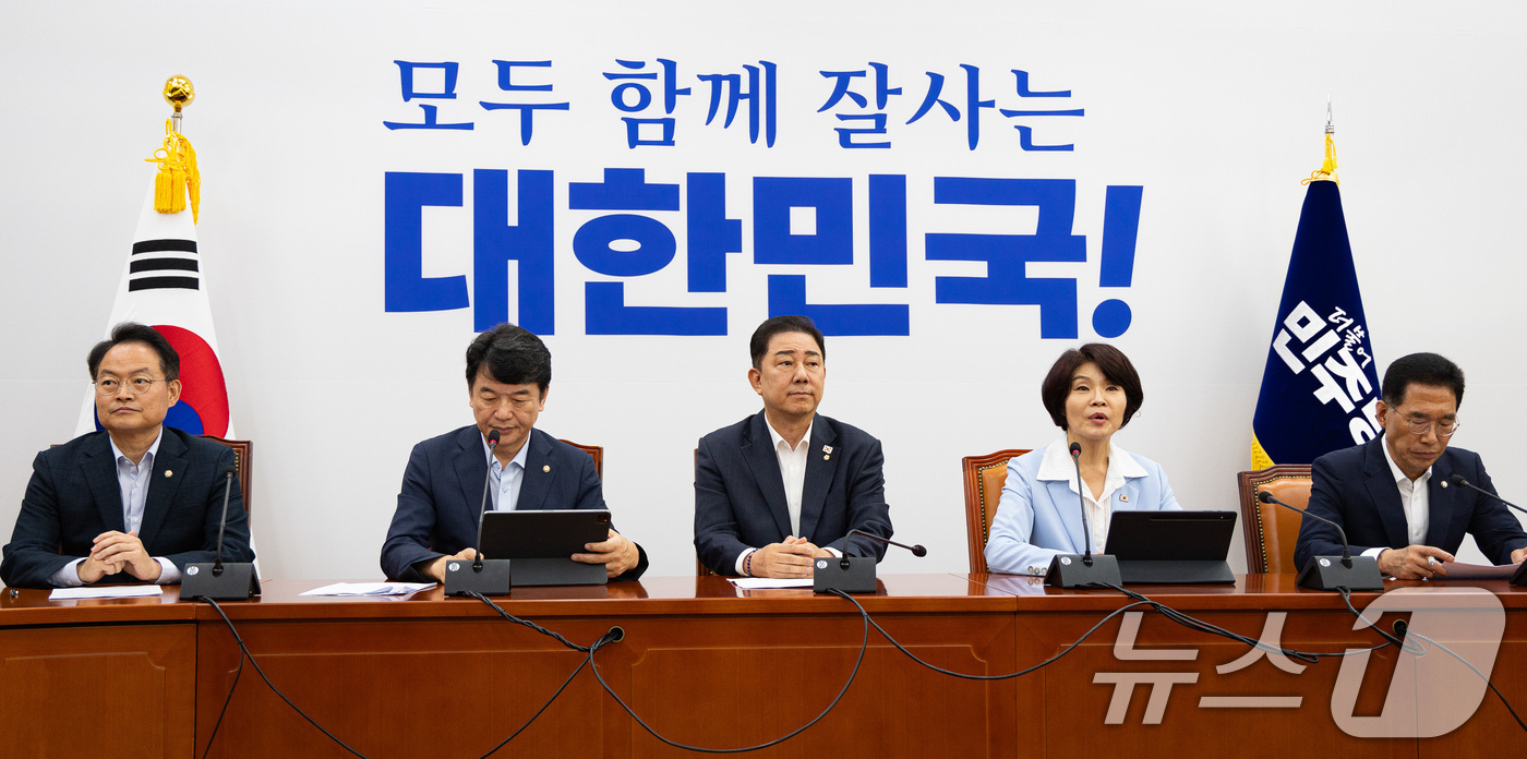 (서울=뉴스1) 유승관 기자 = 한정애 더불어민주당 정책위의장이 7일 서울 여의도 국회에서 열린 정책조정회의에서 모두 발언을 하고 있다. 2025.8.7/뉴스1