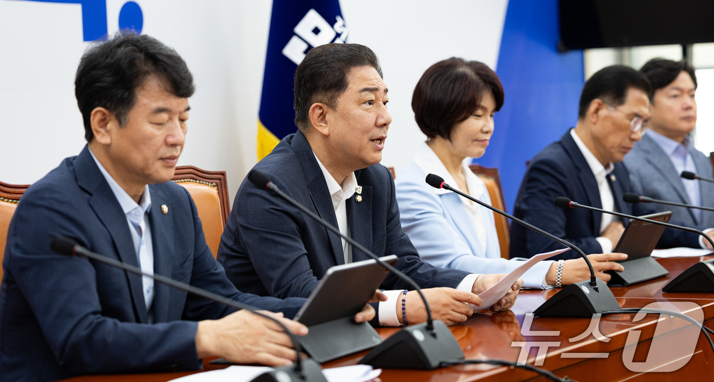 (서울=뉴스1) 유승관 기자 = 김병기 더불어민주당 원내대표가 7일 서울 여의도 국회에서 열린 정책조정회의에서 모두 발언을 하고 있다. 2025.8.7/뉴스1