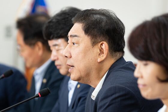 與 "대통령실에 대주주 기준 '50억 원복' 건의, 사실 아냐"