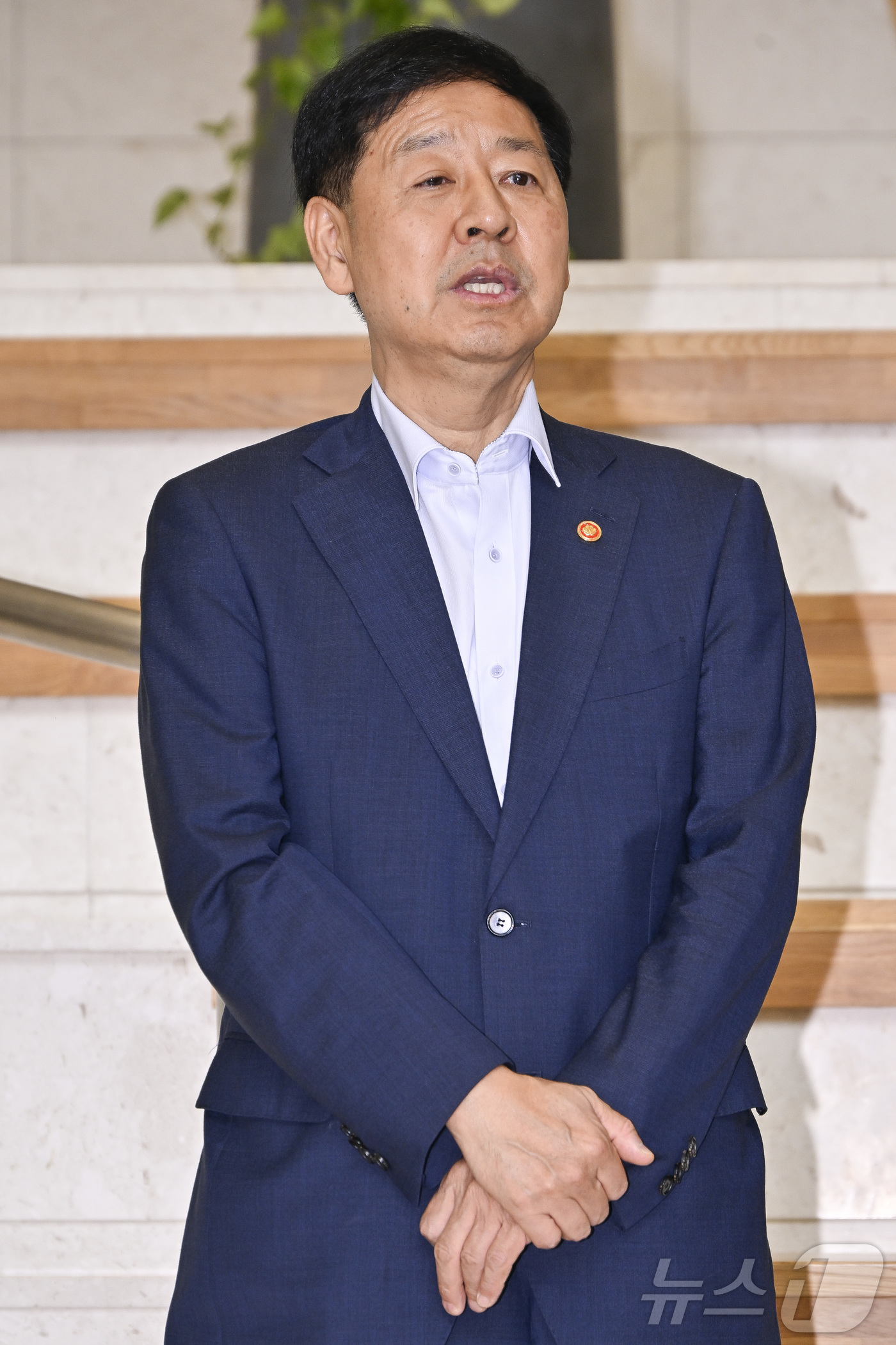 (서울=뉴스1) 박정호 기자 = 구윤철 경제부총리 겸 기획재정부 장관이 7일 오전 서울시 중구 남대문로 한국은행을 방문해 이창용 한국은행 총재와 만나 발언을 하고 있다. (공동취재 …