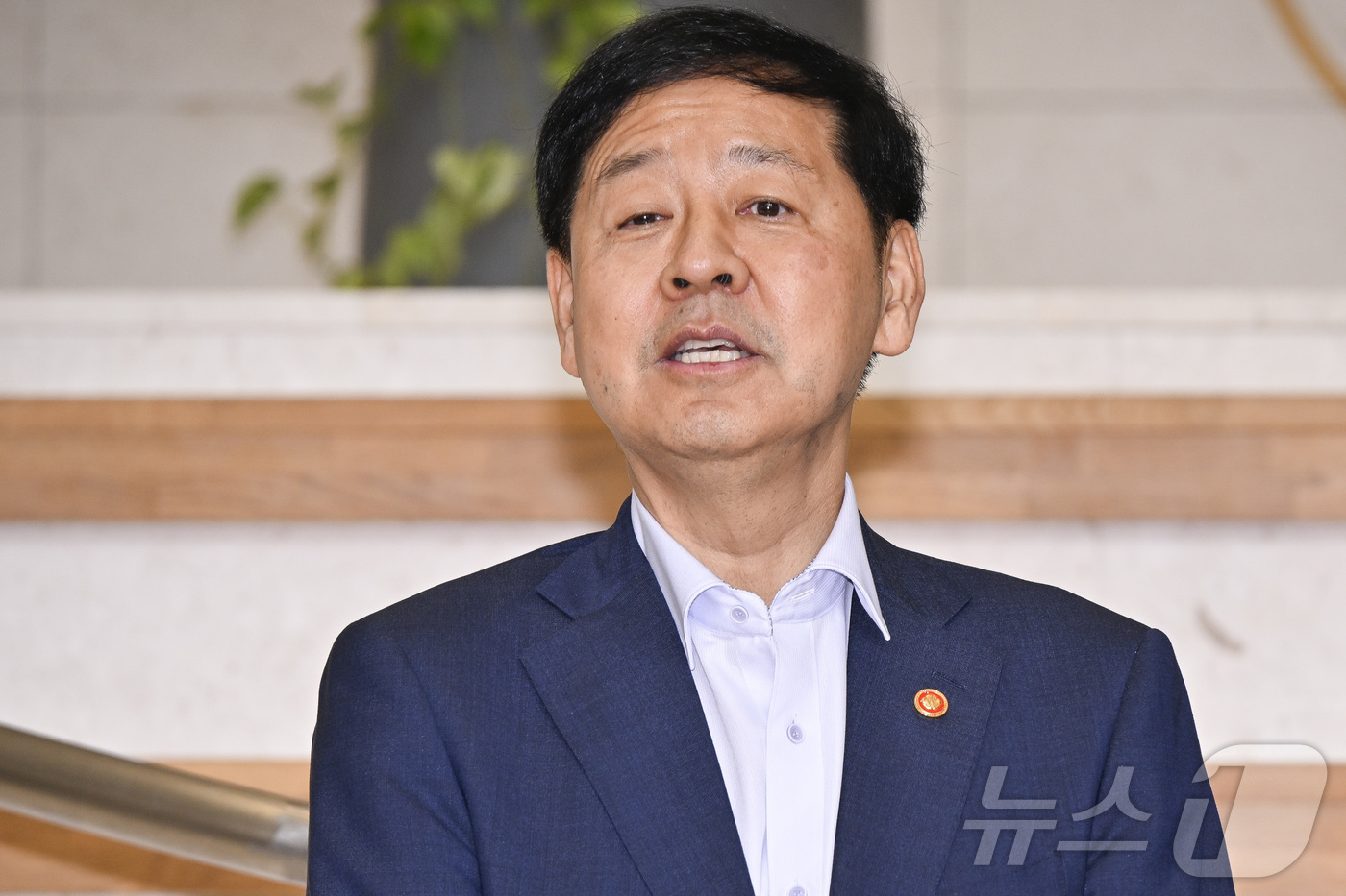 (서울=뉴스1) 박정호 기자 = 구윤철 경제부총리 겸 기획재정부 장관이 7일 오전 서울시 중구 남대문로 한국은행을 방문해 이창용 한국은행 총재와 만나 발언을 하고 있다. (공동취재 …