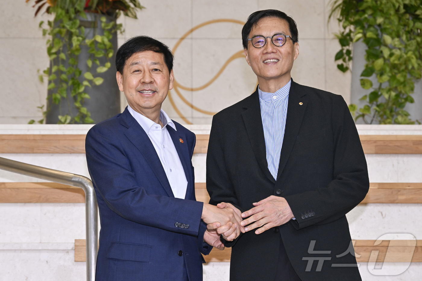 (서울=뉴스1) 박정호 기자 = 구윤철 경제부총리 겸 기획재정부 장관과 이창용 한국은행 총재가 7일 오전 서울시 중구 남대문로 한국은행에서 악수를 하고 있다. (공동취재)
