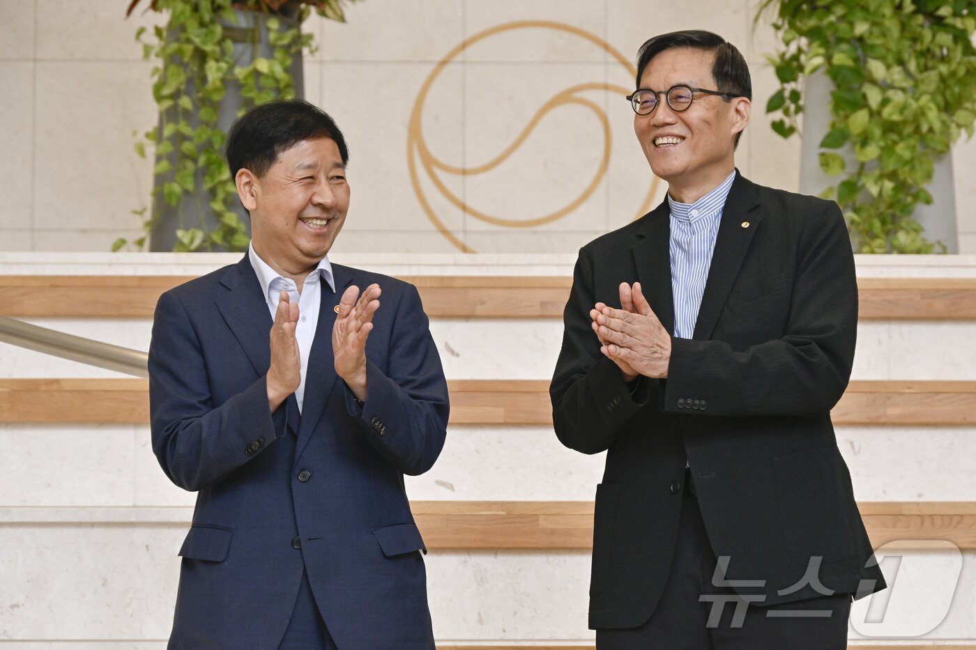 본문 이미지 - 구윤철 경제부총리 겸 기획재정부 장관(왼쪽)과 이창용 한국은행 총재가 7일 오전 서울시 중구 남대문로 한국은행에서 손뼉을 치고 있다. (공동취재) ⓒ News1 박정호 기자