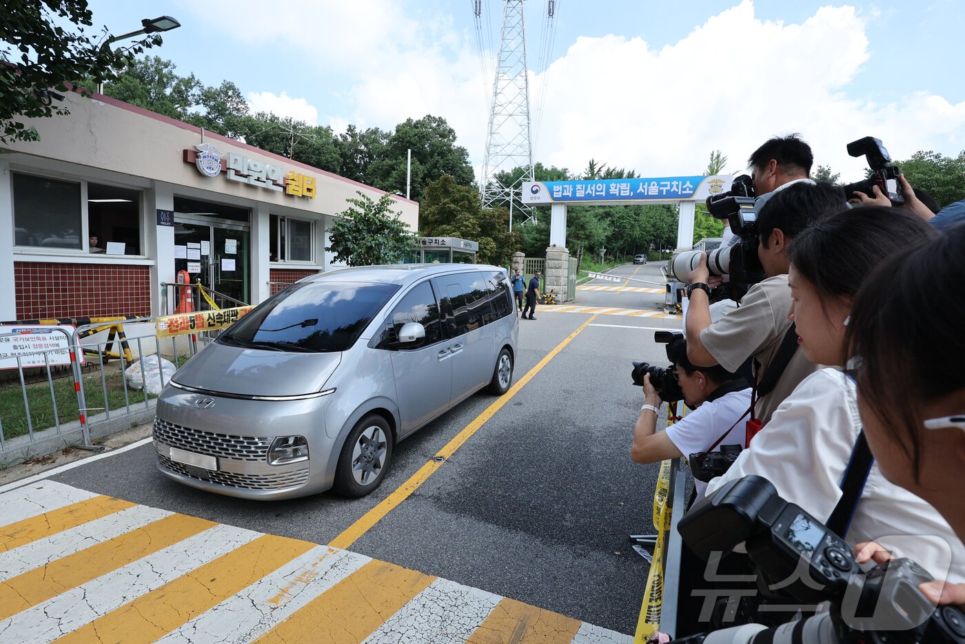 본문 이미지 - 김건희 여사 관련 의혹을 수사하는 민중기 특별검사팀 차량이 7일 오전 윤석열 전 대통령에 대한 2차 체포영장 집행이 무산된 뒤 경기 의왕시 서울구치소 밖으로 이동하고 있다. 2025.8.7/뉴스1 ⓒ News1 신웅수 기자