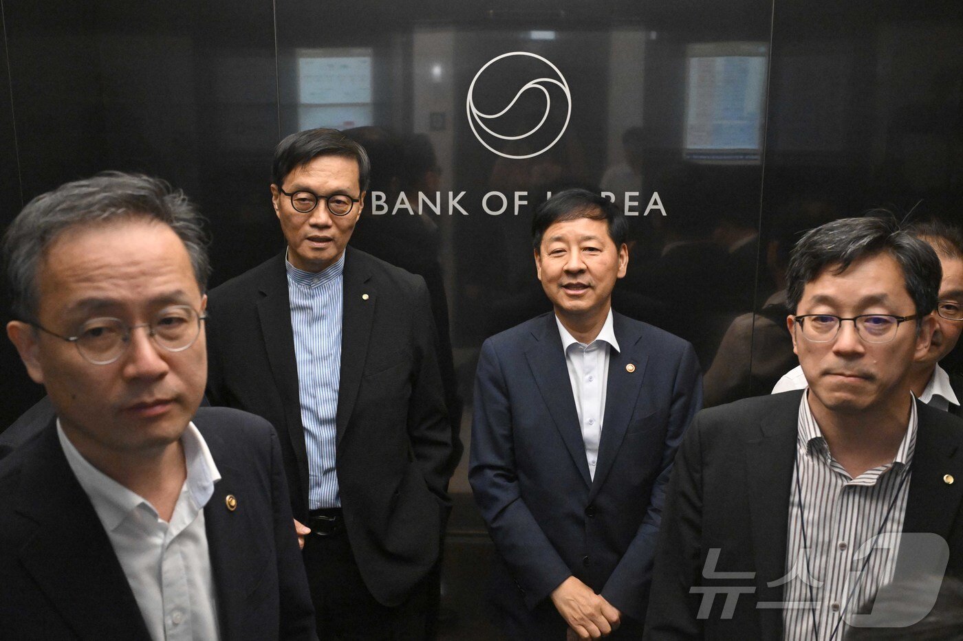 본문 이미지 - 구윤철 경제부총리 겸 기획재정부 장관(뒷 줄 오른쪽 두 번째)이 7일 오전 서울시 중구 남대문로 한국은행을 찾아 이창용 한국은행 총재(뒷 줄 왼쪽 두 번째)와 면담을 진행하기 위해 승강기에 탑승해 있다. (공동취재) ⓒ News1 박정호 기자