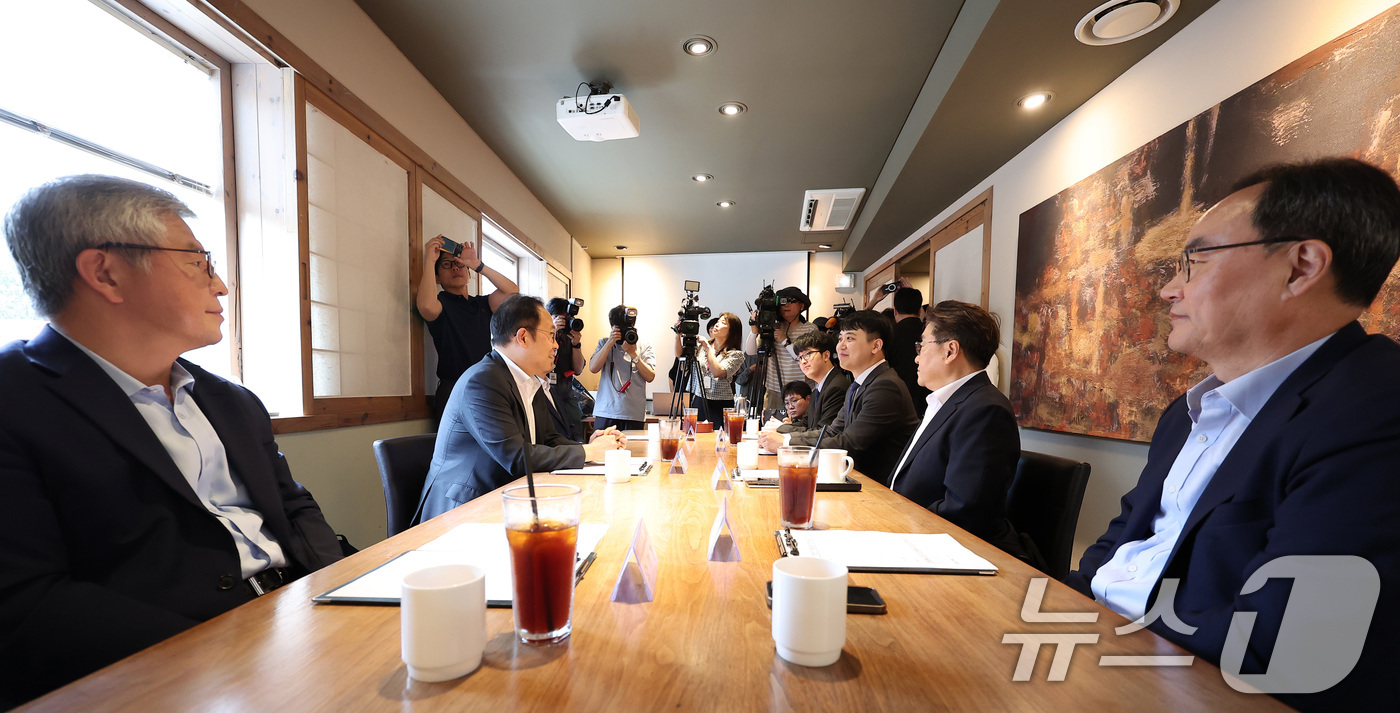 (서울=뉴스1) 김성진 기자 = 한성존 대한전공의협의회 비상대책위원장과 김국일 보건복지부 보건의료정책관이 7일 서울 중구 달개비에서 열린 수련협의체 제3차 회의에서 대화하고 있다. …