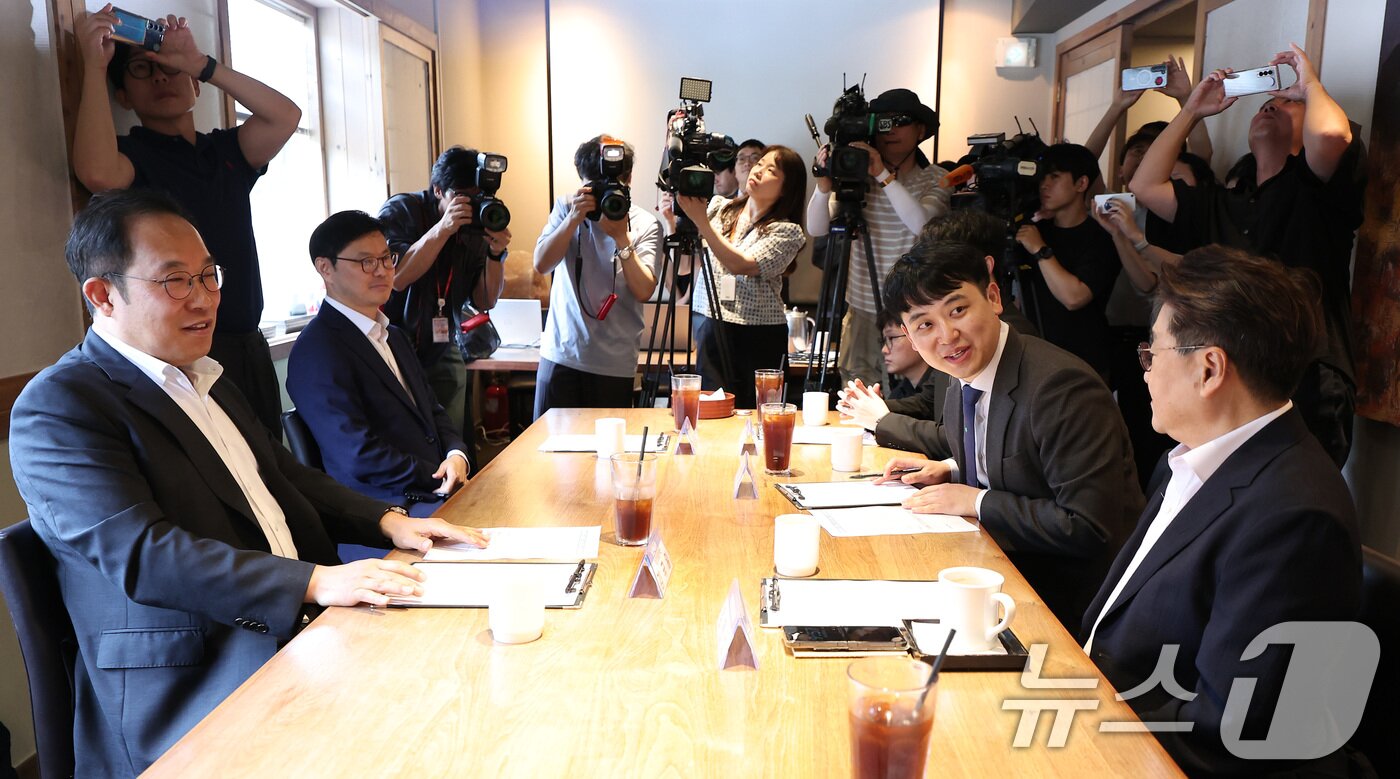 본문 이미지 - 한성존 대한전공의협의회 비상대책위원장과 김국일 보건복지부 보건의료정책관이 7일 서울 중구 달개비에서 열린 수련협의체 제3차 회의에서 대화하고 있다. 2025.8.7/뉴스1 ⓒ News1 김성진 기자