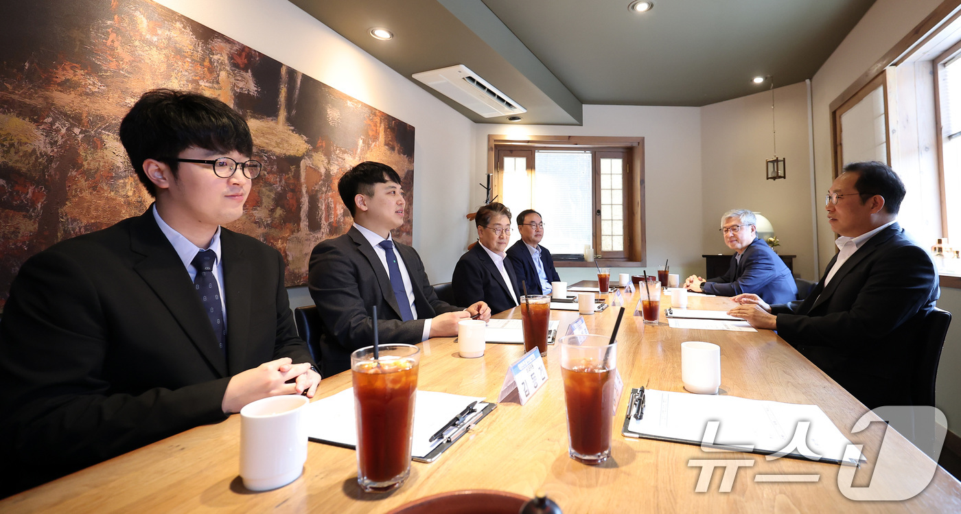 (서울=뉴스1) 김성진 기자 = 한성존 대한전공의협의회 비상대책위원장과 김국일 보건복지부 보건의료정책관이 7일 서울 중구 달개비에서 열린 수련협의체 제3차 회의에서 대화하고 있다. …