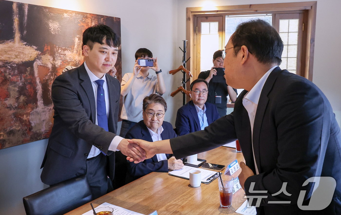 (서울=뉴스1) 김성진 기자 = 한성존 대한전공의협의회 비상대책위원장과 김국일 보건복지부 보건의료정책관이 7일 서울 중구 달개비에서 열린 수련협의체 제3차 회의에서 인사하고 있다. …