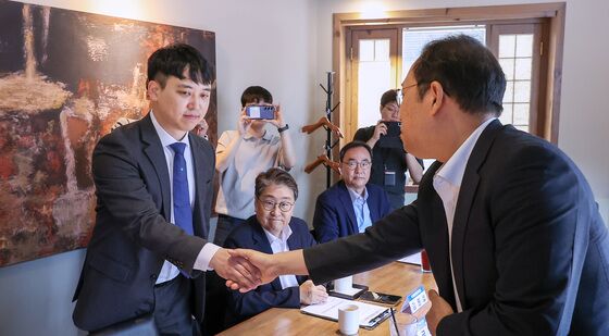 인사하는 한성존 대한전공의협의회 비대위원장·김국일 정책관