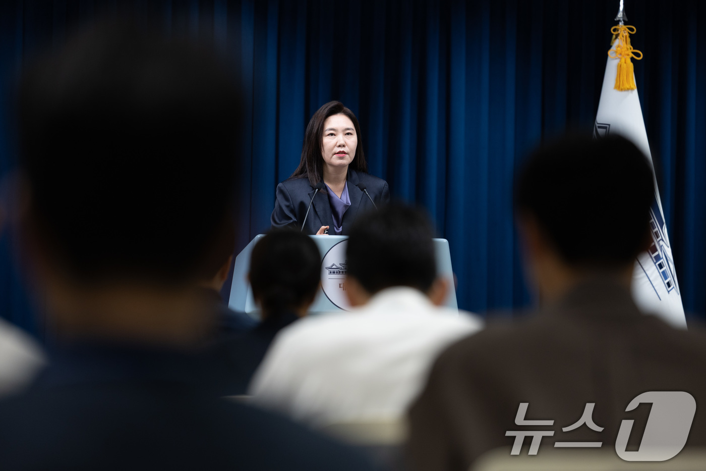 (서울=뉴스1) 이재명 기자 = 강유정 대통령실 대변인이 7일 서울 용산 대통령실 청사에서 또럼 베트남 당서기장 방한 관련 브리핑을 하고 있다. 2025.8.7/뉴스1