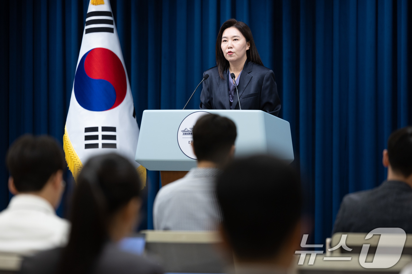 (서울=뉴스1) 이재명 기자 = 강유정 대통령실 대변인이 7일 서울 용산 대통령실 청사에서 또럼 베트남 당서기장 방한 관련 브리핑을 하고 있다. 2025.8.7/뉴스1