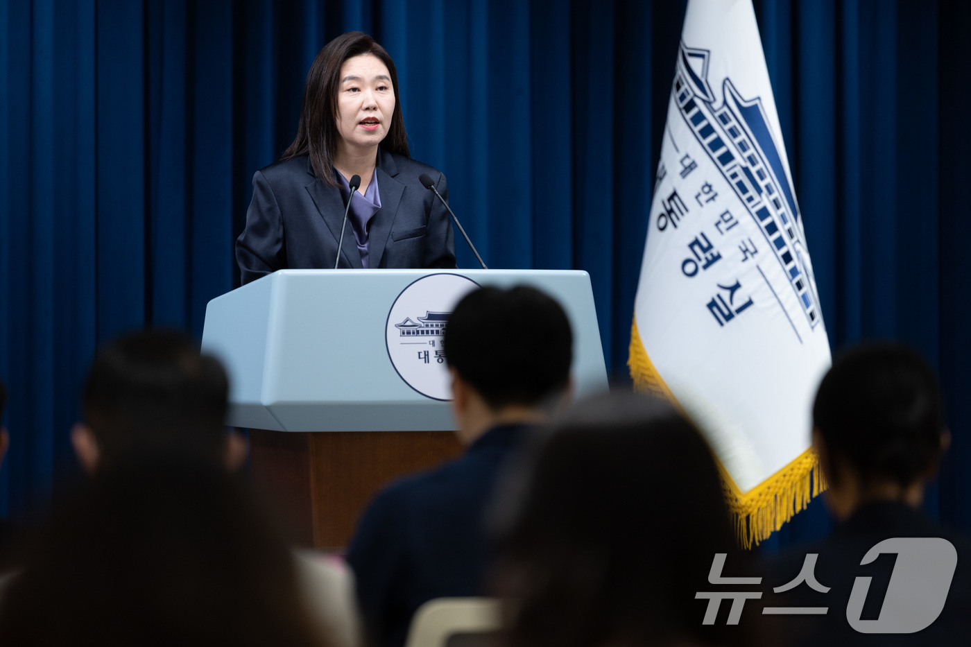 (서울=뉴스1) 이재명 기자 = 강유정 대통령실 대변인이 7일 서울 용산 대통령실 청사에서 또럼 베트남 당서기장 방한 관련 브리핑을 하고 있다. 2025.8.7/뉴스1
