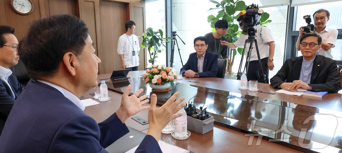 본문 이미지 - 구윤철 경제부총리 겸 기획재정부 장관이 7일 서울 중구 남대문로 한국은행에서 이창용 한은 총재를 만나 대화를 나누고 있다. (공동취재) ⓒ News1 박정호 기자
