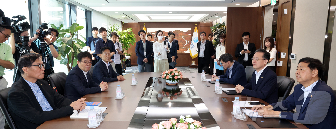 (서울=뉴스1) 박정호 기자 = 이창용 한은 총재가 7일 서울 중구 남대문로 한국은행에서 구윤철 경제부총리 겸 기획재정부 장관을 만나 대화를 나누고 있다. (공동취재)