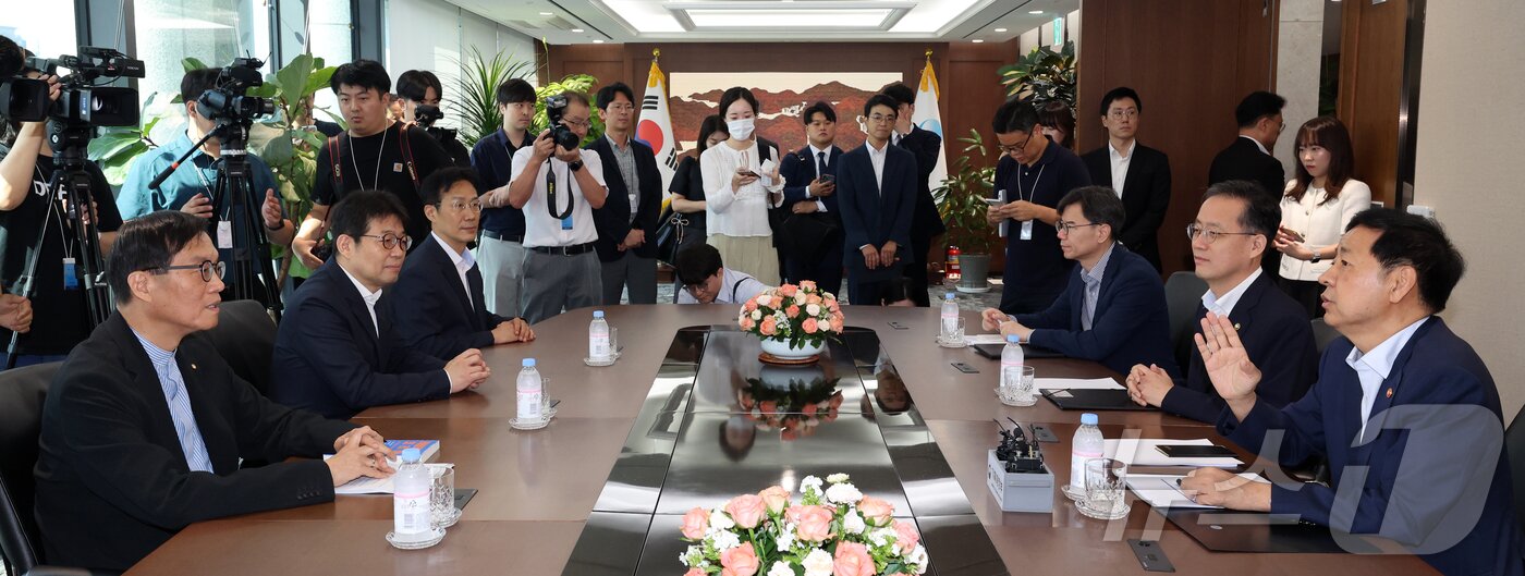 본문 이미지 - 구윤철 경제부총리 겸 기획재정부 장관이 7일 서울 중구 남대문로 한국은행에서 이창용 한은 총재를 만나 대화를 나누고 있다. (공동취재) ⓒ News1 박정호 기자