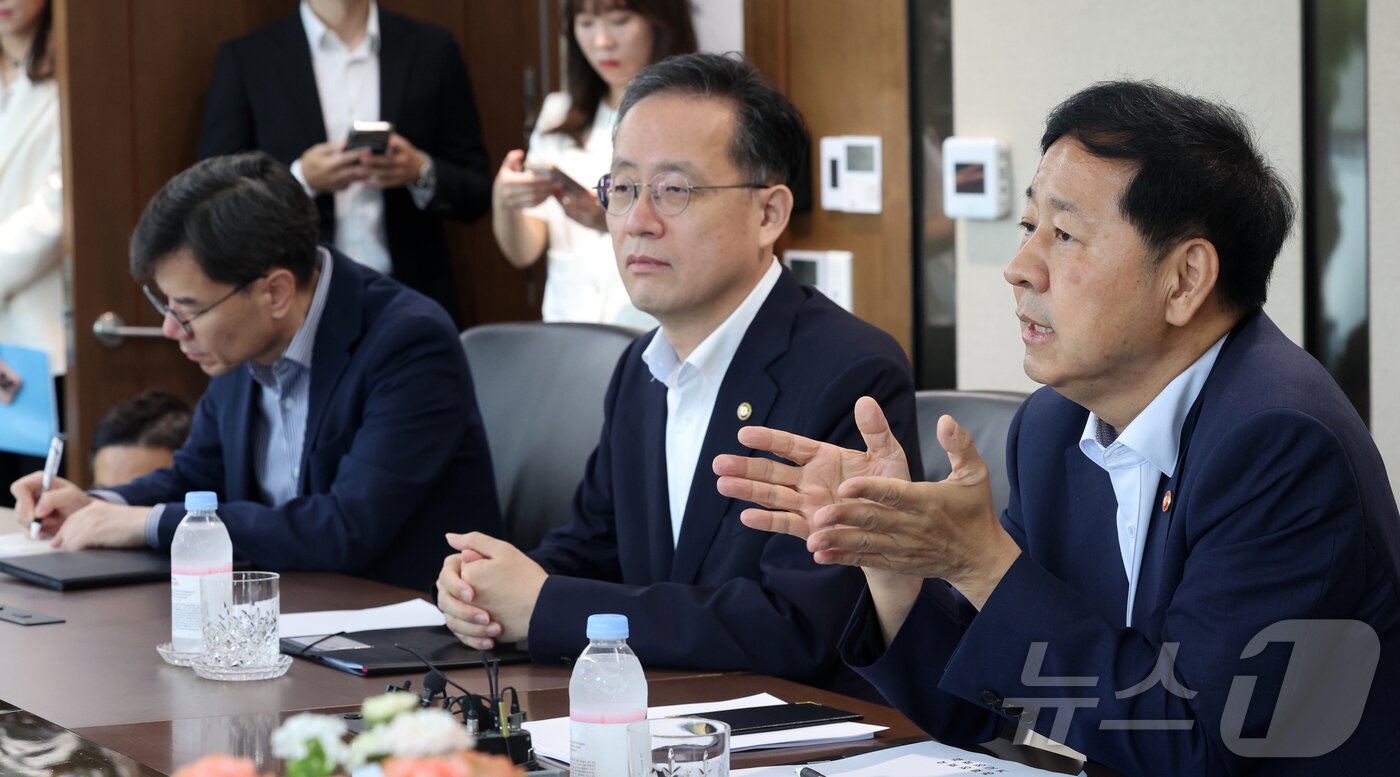 본문 이미지 - 구윤철 경제부총리 겸 기획재정부 장관이 7일 서울 중구 남대문로 한국은행에서 이창용 한은 총재를 만나 대화를 나누고 있다. (공동취재) ⓒ News1 박정호 기자