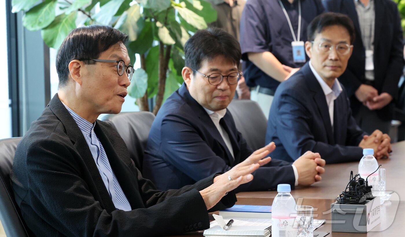 본문 이미지 - 이창용 한은 총재가 7일 서울 중구 남대문로 한국은행에서 구윤철 경제부총리 겸 기획재정부 장관을 만나 대화를 나누고 있다. (공동취재) ⓒ News1 박정호 기자