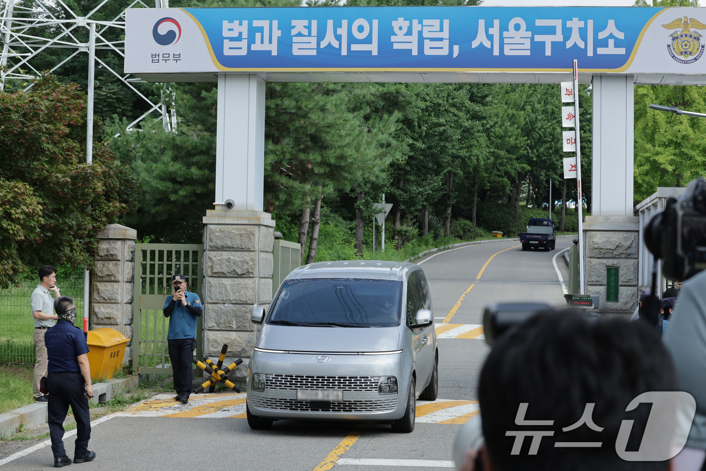 (의왕=뉴스1) 신웅수 기자 = 김건희 여사 관련 의혹을 수사하는 민중기 특별검사팀 차량이 7일 오전 윤석열 전 대통령에 대한 2차 체포영장 집행이 무산된 뒤 경기 의왕시 서울구치 …