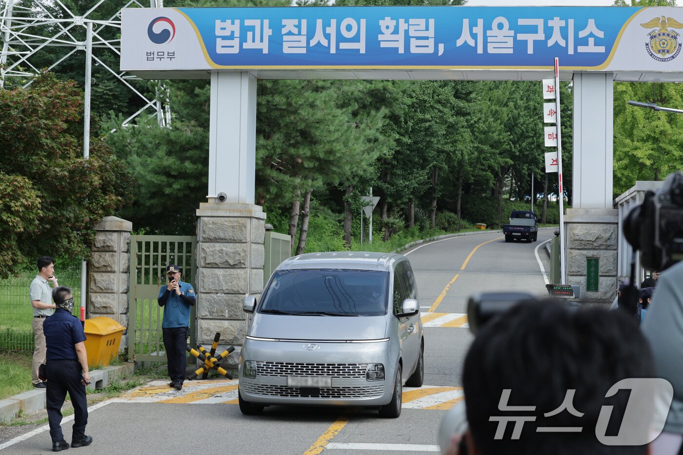 본문 이미지 - 김건희 여사 관련 의혹을 수사하는 민중기 특별검사팀 차량이 7일 오전 윤석열 전 대통령에 대한 2차 체포영장 집행이 무산된 뒤 경기 의왕시 서울구치소 밖으로 이동하고 있다. 2025.8.7/뉴스1 ⓒ News1 신웅수 기자