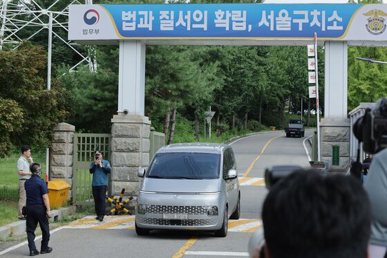 체포영장 집행 거부 尹측 "文도 檢 소환 거부…공개적 망신 주기"