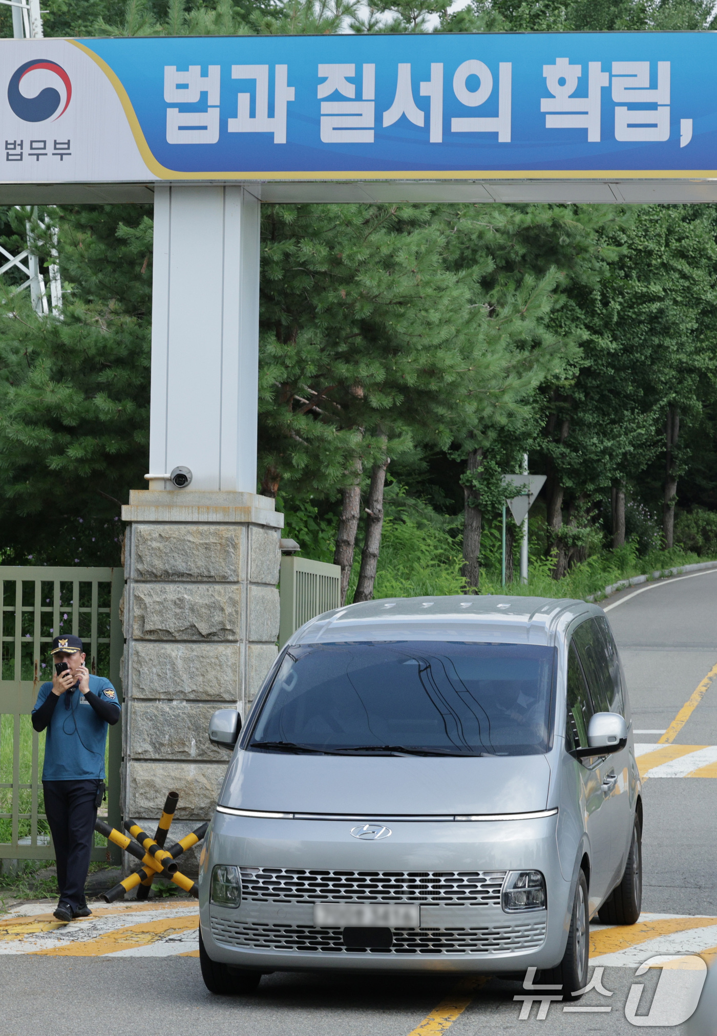(의왕=뉴스1) 신웅수 기자 = 김건희 여사 관련 의혹을 수사하는 민중기 특별검사팀 차량이 7일 오전 윤석열 전 대통령에 대한 2차 체포영장 집행이 무산된 뒤 경기 의왕시 서울구치 …