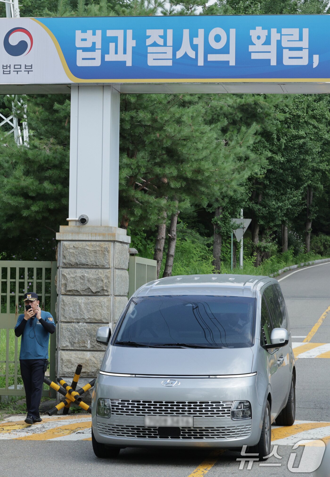 본문 이미지 - 김건희 여사 관련 의혹을 수사하는 민중기 특별검사팀 차량이 7일 오전 윤석열 전 대통령에 대한 2차 체포영장 집행이 무산된 뒤 경기 의왕시 서울구치소 밖으로 이동하고 있다. 2025.8.7/뉴스1 ⓒ News1 신웅수 기자
