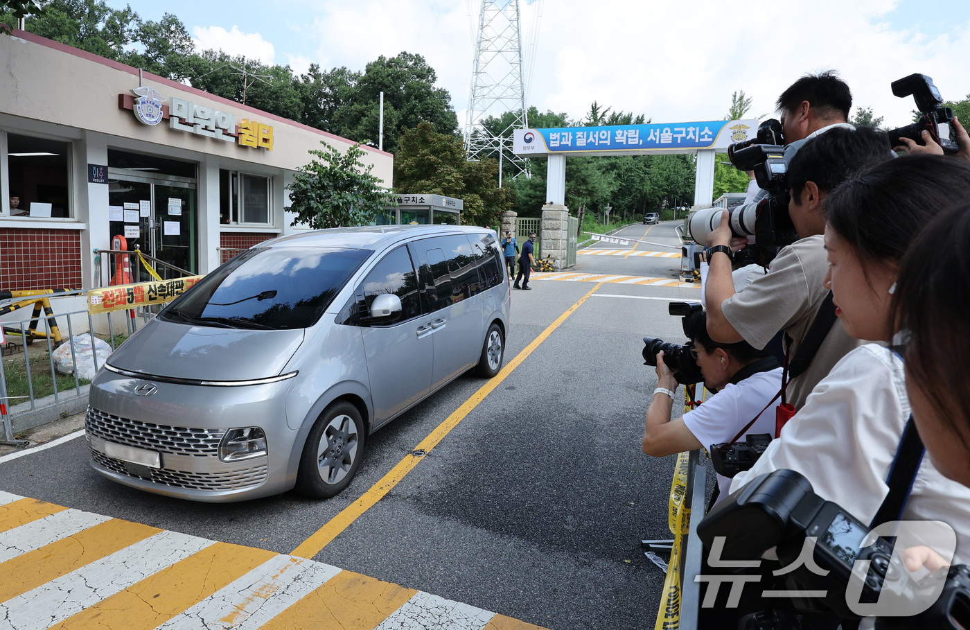 (의왕=뉴스1) 신웅수 기자 = 김건희 여사 관련 의혹을 수사하는 민중기 특별검사팀 차량이 7일 오전 윤석열 전 대통령에 대한 2차 체포영장 집행이 무산된 뒤 경기 의왕시 서울구치 …