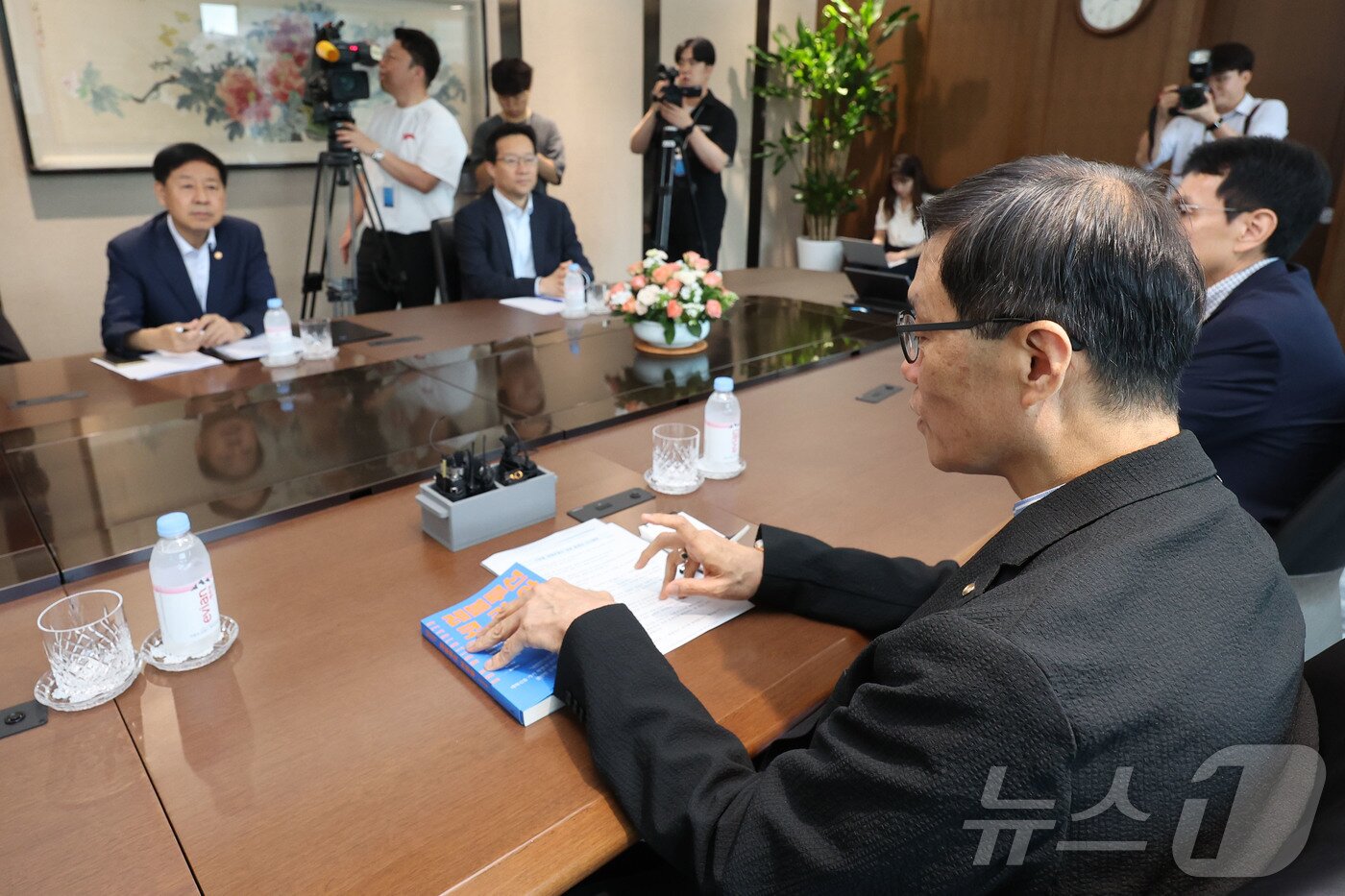 본문 이미지 - 이창용 한국은행 총재와 구윤철 경제 부총리 겸 기획재정부 장관 ⓒ News1