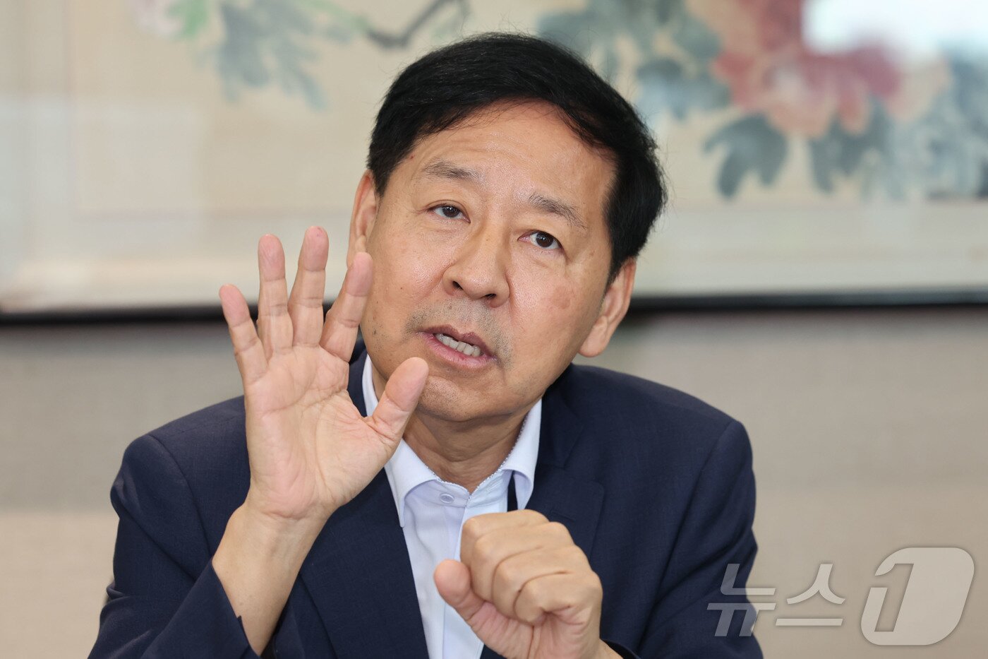 본문 이미지 - 구윤철 경제부총리 겸 기획재정부 장관이 7일 서울 중구 남대문로 한국은행에서 이창용 한은 총재를 만나 대화를 나누고 있다. (공동취재) ⓒ News1 박정호 기자