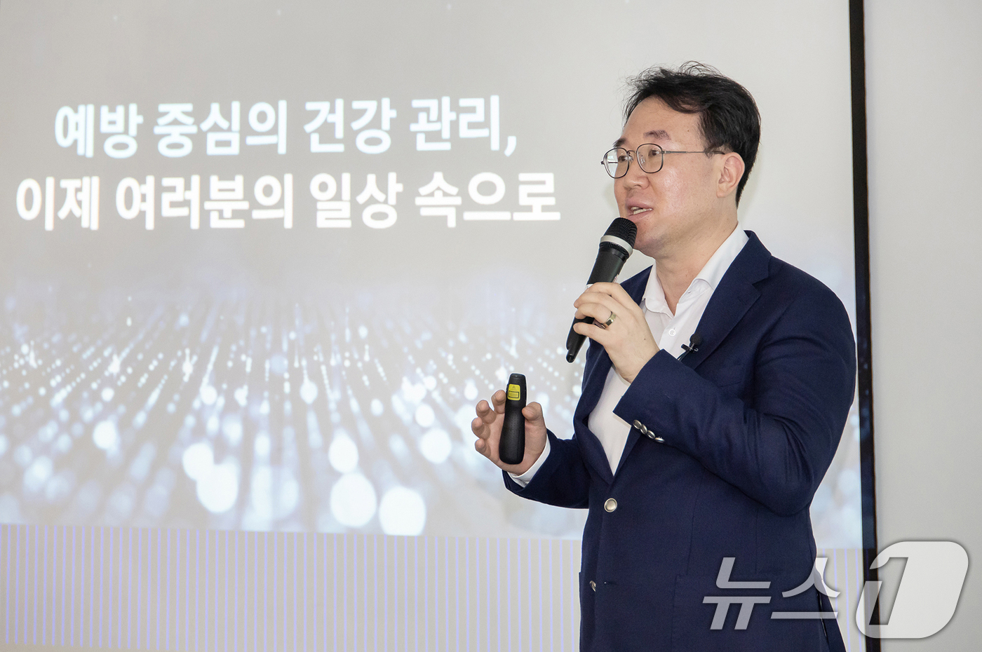 (서울=뉴스1) = 7일 서울 중구 삼성전자 기자실에서 최종민 상무 삼성전자 MX사업부 헬스 하드웨어 개발그룹장이 '갤럭시 워치8 시리즈'의 센서에 대해 미디어 브리핑을 진행하고 …