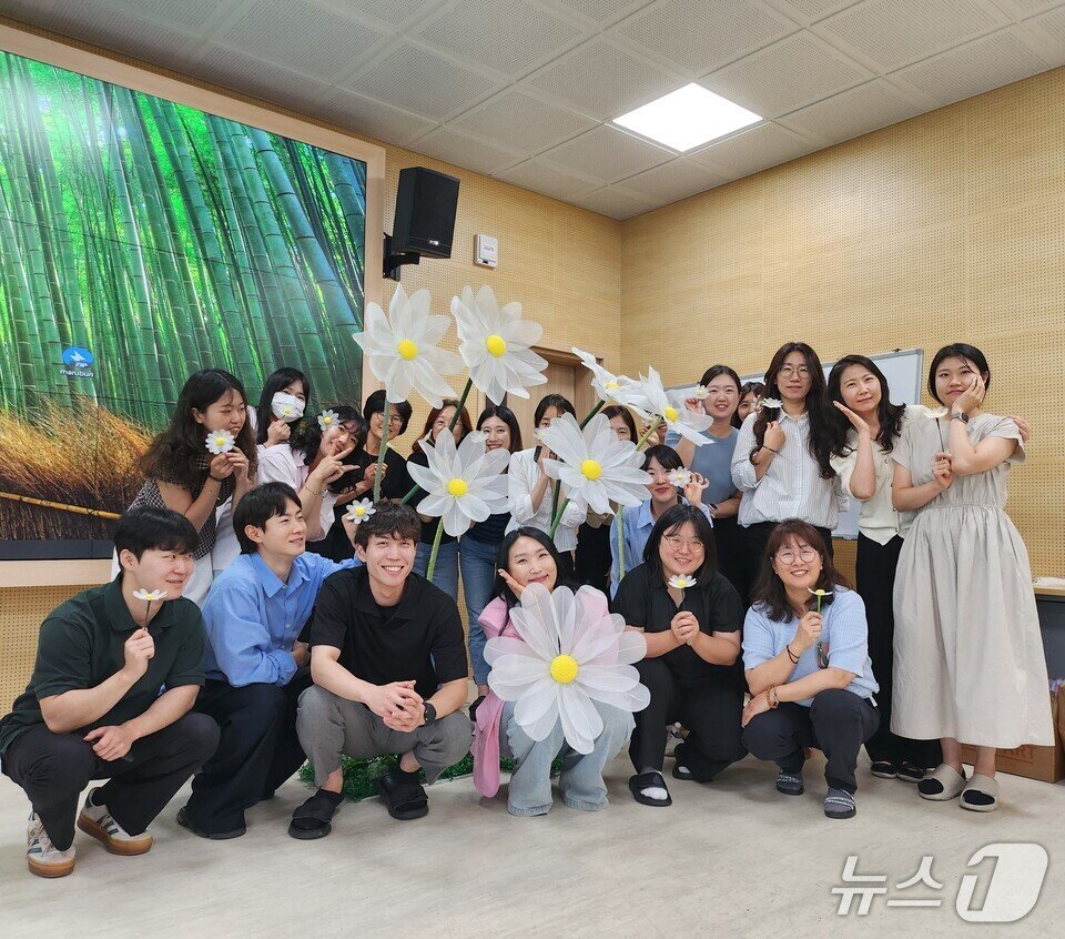 본문 이미지 - 광양교육청 직원들이 업사이클링&#40;Up-cyclying&#41; 환경교육 활동을 실시한 뒤 기념사진을 찍고 있다. &#40;전남도교육청 제공, 재판매 및 DB 금지&#41;/뉴스1  