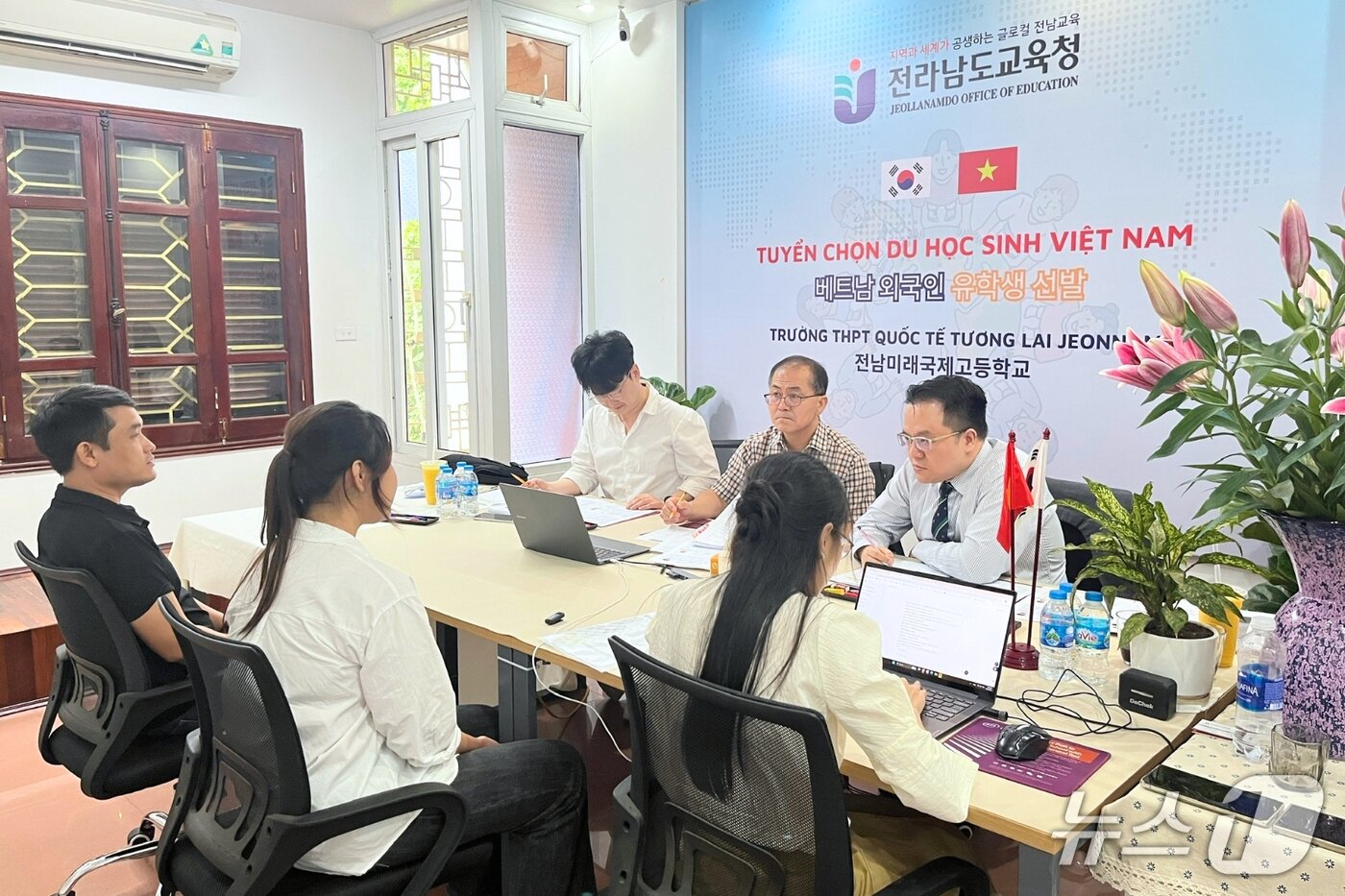 본문 이미지 - 전남도교육청 관계자들이  베트남 하노이에서 &#39;전남미래국제고등학교&#39; 유학생 선발을 위한 현지 면접을 실시하고 있다&#40;전남도교육청 제공, 재판매 및 DB 금지&#41;/뉴스1  