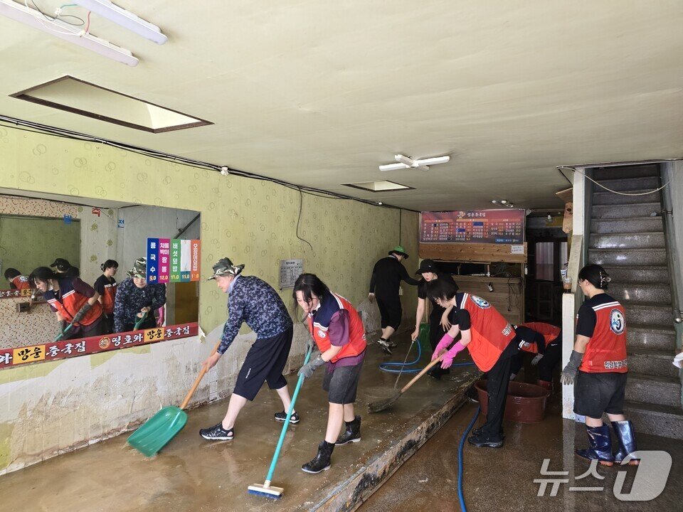 본문 이미지 - 전남도자원봉사센터와  전남도교육청, 전남학부모연합회 회원들이 수해복구작업을 실시하고 있다.&#40;전남도교육청 제공, 재판매 및 DB 금지&#41;/뉴스1  