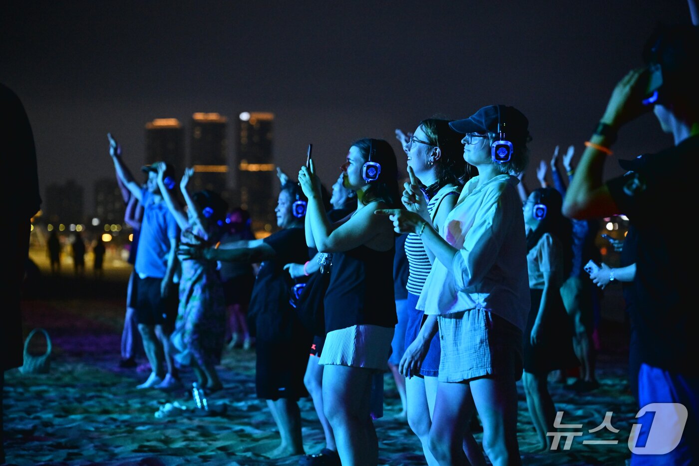 본문 이미지 - 비트온 속초 무소음 DJ 파티.&#40;속초시 제공, 재판매 및 DB 금지&#41; 2025.8.7/뉴스1