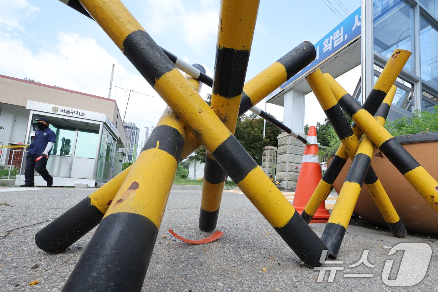 본문 이미지 - 7일 김건희 여사의 각종 의혹을 수사하는 김건희 특검팀&#40;특별검사 민중기&#41;이 윤석열 전 대통령에 대한 2차 체포영장 집행을 시도했으나 윤 전 대통령이 온몸으로 저항하면서 1시간 15분 만에 중단했다. 사진은 이날 경기 의왕시 서울구치소의 모습. 2025.8.7/뉴스1 ⓒ News1 신웅수 기자