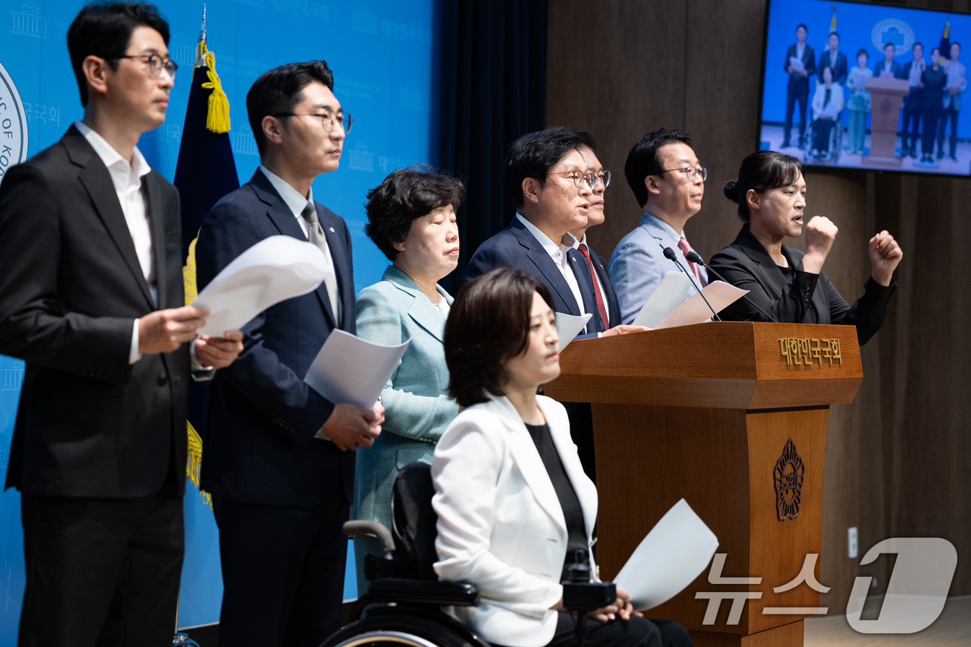 (서울=뉴스1) 유승관 기자 = 박형수 국회 법제사법위원회 국민의힘 간사를 비롯한 국민의힘 법사위원들이 7일 서울 여의도 국회 소통관에서 '주식 차명거래 의혹' 이춘석 의원 사건에 …