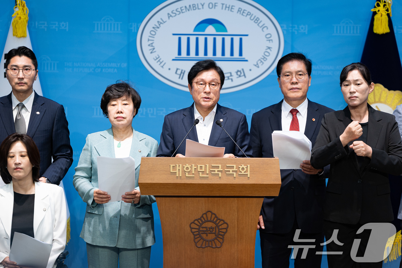 (서울=뉴스1) 유승관 기자 = 박형수 국회 법제사법위원회 국민의힘 간사를 비롯한 국민의힘 법사위원들이 7일 서울 여의도 국회 소통관에서 '주식 차명거래 의혹' 이춘석 의원 사건에 …