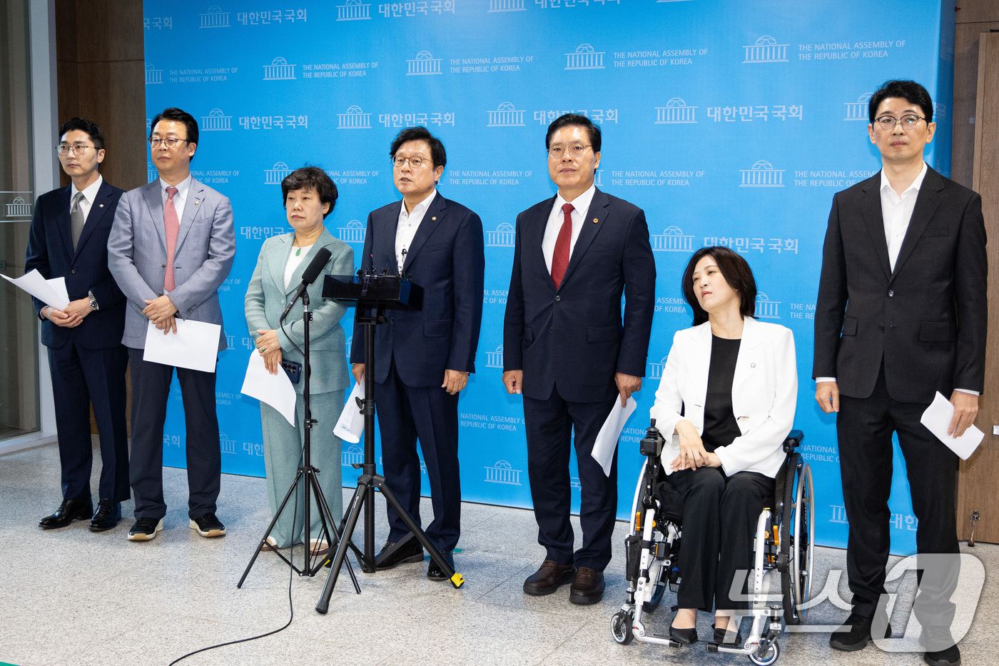 (서울=뉴스1) 유승관 기자 = 박형수 국회 법제사법위원회 국민의힘 간사를 비롯한 국민의힘 법사위원들이 7일 서울 여의도 국회 소통관에서 '주식 차명거래 의혹' 이춘석 의원 사건에 …