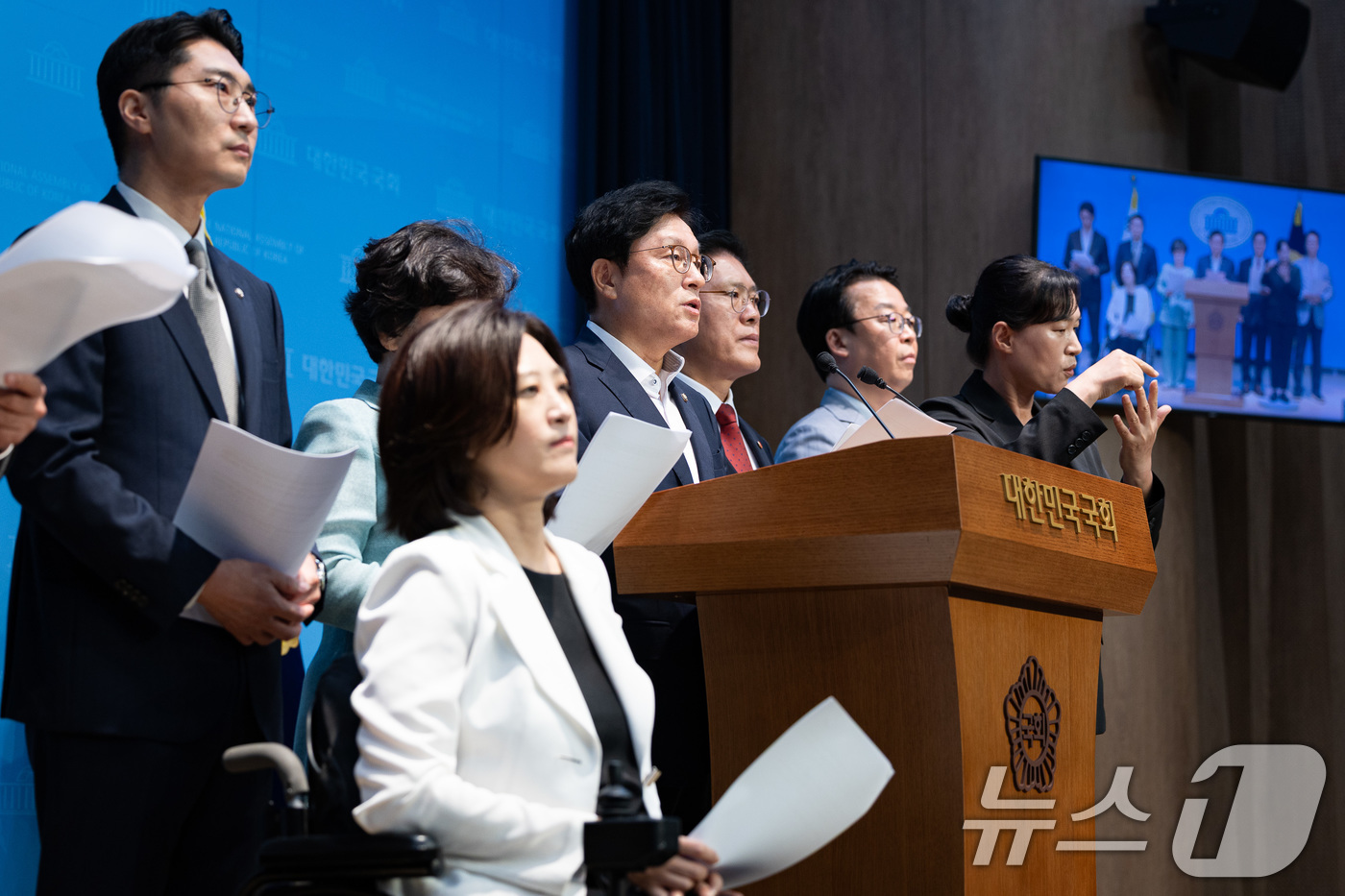 (서울=뉴스1) 유승관 기자 = 박형수 국회 법제사법위원회 국민의힘 간사를 비롯한 국민의힘 법사위원들이 7일 서울 여의도 국회 소통관에서 '주식 차명거래 의혹' 이춘석 의원 사건에 …