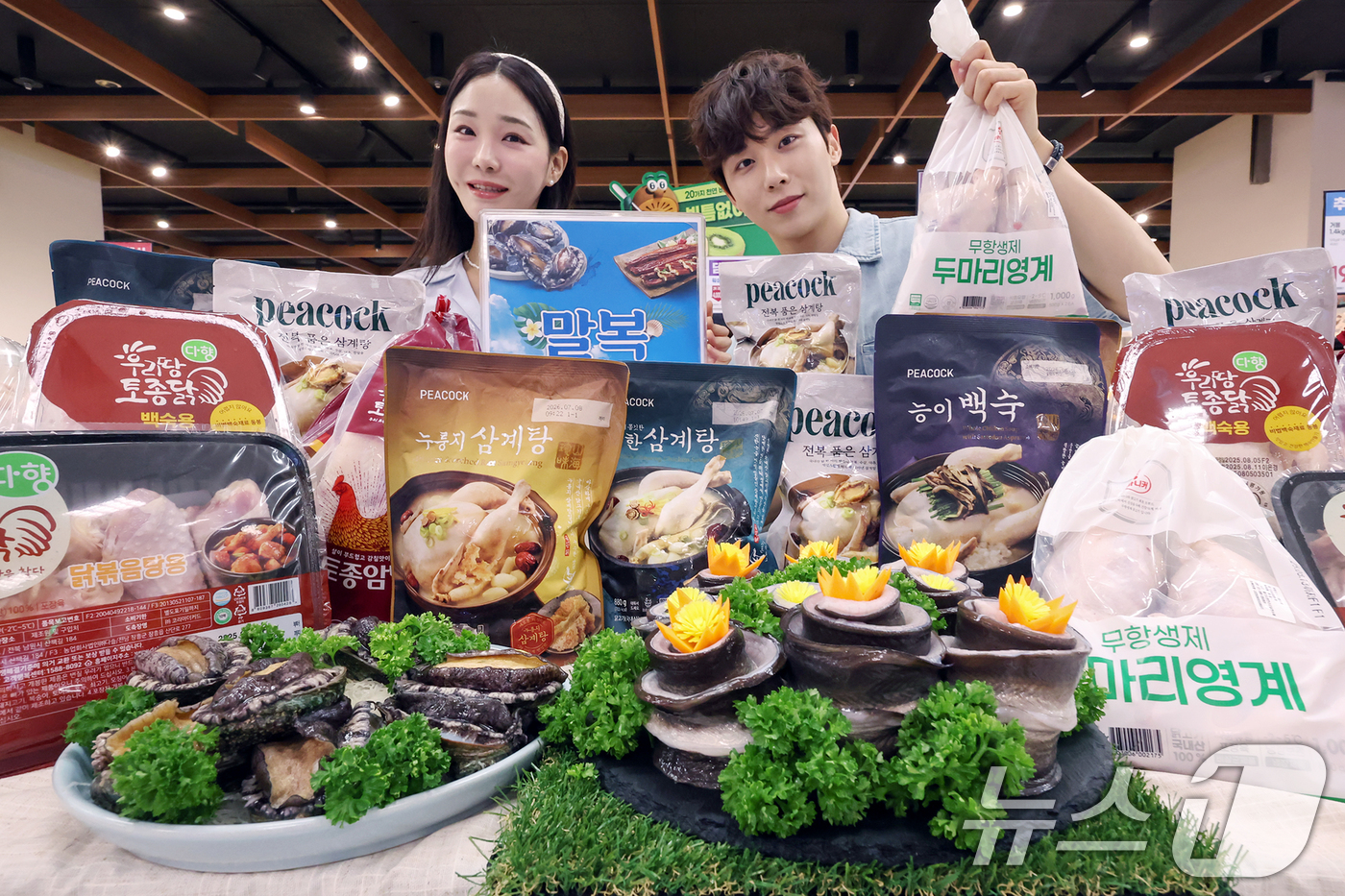 (서울=뉴스1) 민경석 기자 = 7일 서울 용산구 이마트 용산점에서 모델들이 수산물 보양식을 선보이고 있다.이마트는 오는 8일부터 13일까지 신세계 포인트 적립시 민물장어와 전복을 …