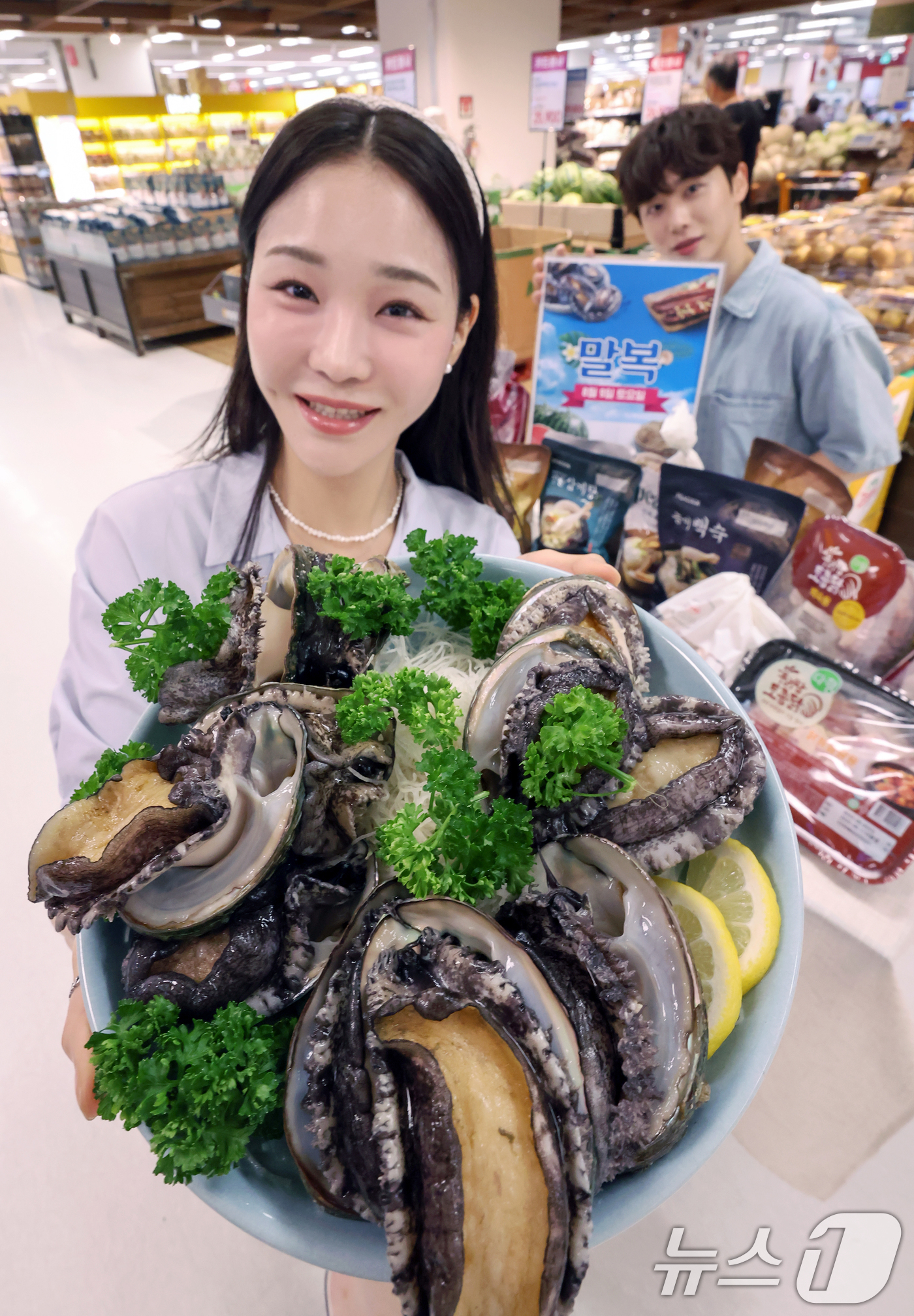 (서울=뉴스1) 민경석 기자 = 7일 서울 용산구 이마트 용산점에서 모델들이 수산물 보양식을 선보이고 있다.이마트는 오는 8일부터 13일까지 신세계 포인트 적립시 민물장어와 전복을 …