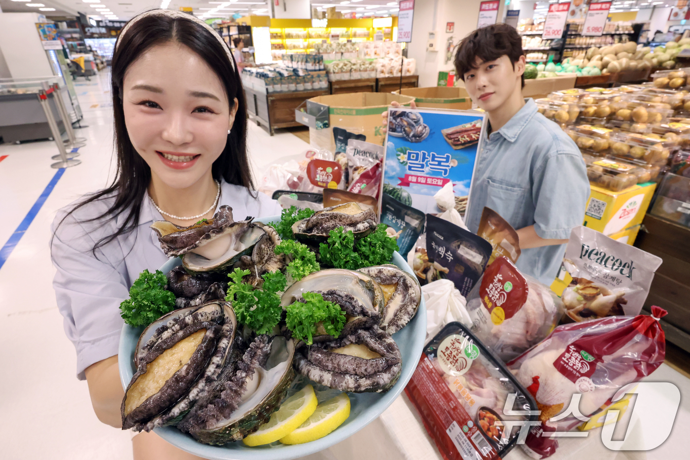 (서울=뉴스1) 민경석 기자 = 7일 서울 용산구 이마트 용산점에서 모델들이 수산물 보양식을 선보이고 있다.이마트는 오는 8일부터 13일까지 신세계 포인트 적립시 민물장어와 전복을 …