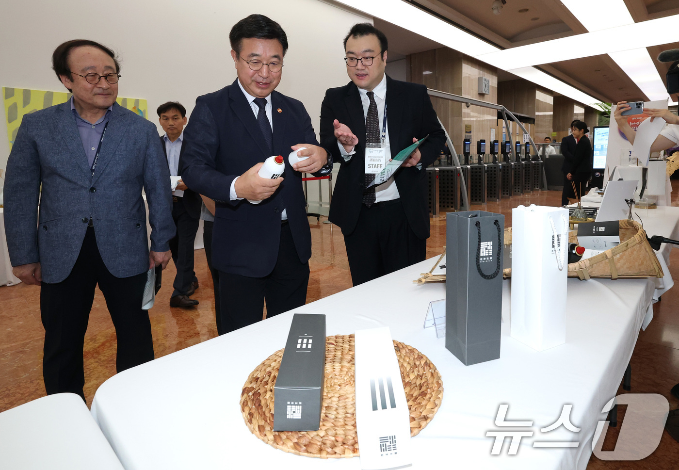 (서울=뉴스1) 임세영 기자 = 윤호중 행정안전부 장관이 7일 서울 종로구 정부서울청사에서 열린 광복 80년 국가상징 디자인 공모전 시상식에서 수상작을 살펴보고 있다. 2025.8 …